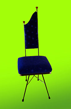 silla azul fondo verde